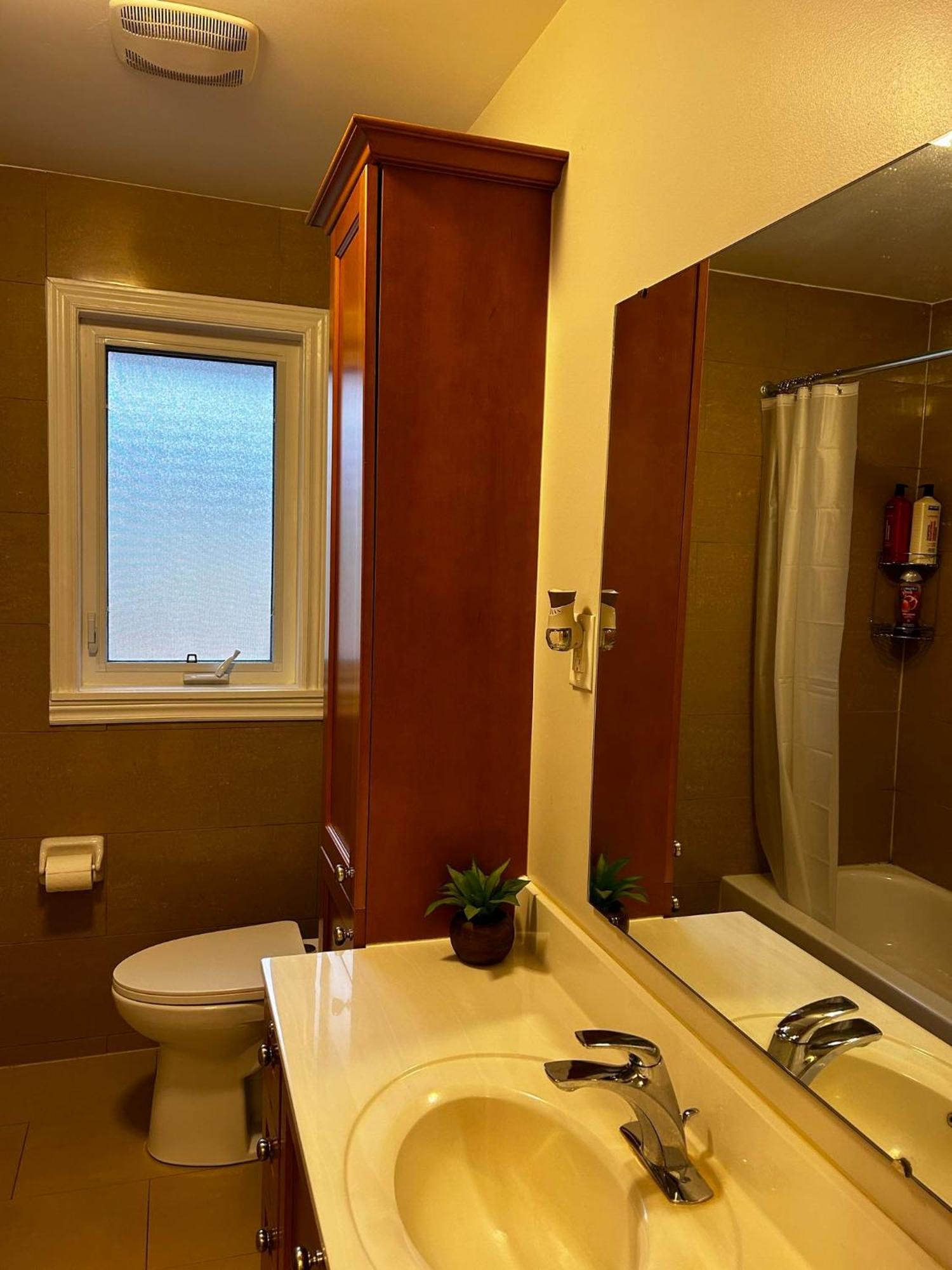 Peaceful Cosy Room With Garden View, Private Parking Toronto Eksteriør billede